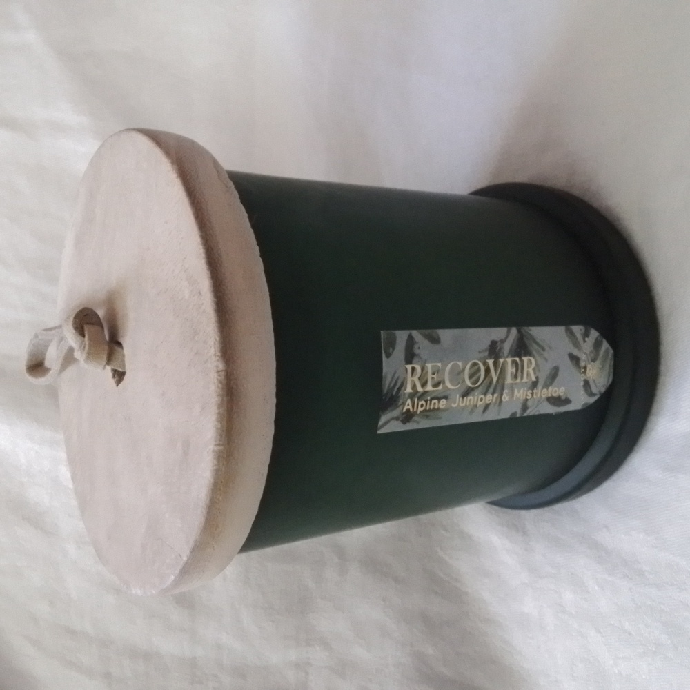 Ivy Botanics Candle Alpine Juniper and Mistletoe 9.6 oz